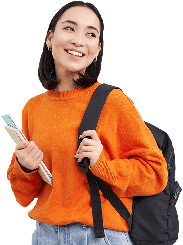 Imagem de uma mulher sorrindo e com livros nos braços